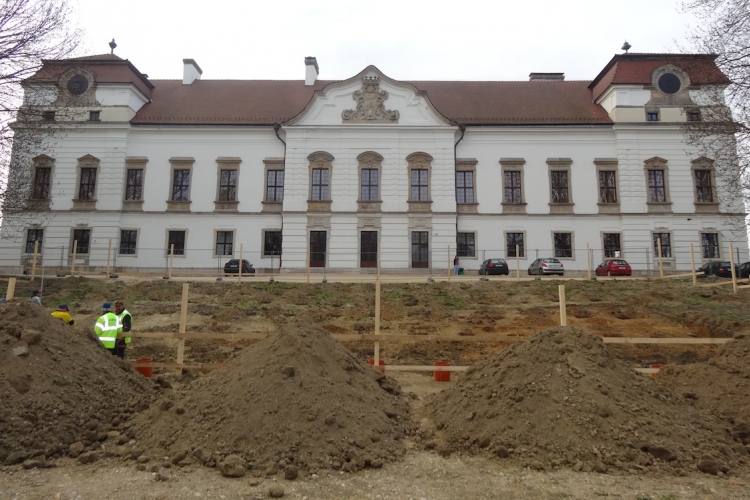 Megkezdődött az új szabadtéri színpad építése