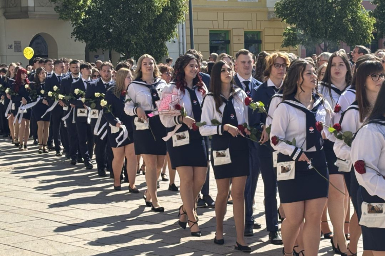 Elballagtak Pápa végzős diákjai – megtelt ünneplő fiatalokkal a belváros