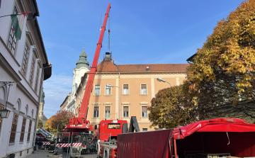 Eltávolítják a légvédelmi szirénát a régi Városháza tetejéről