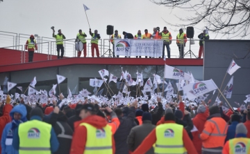 Mi vagyunk az Audi - Skandálták a második napja sztrájkoló dolgozók