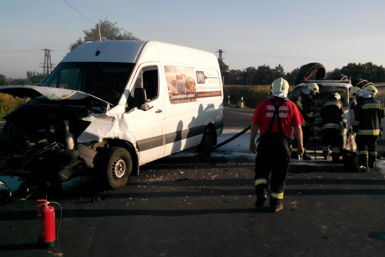 Két kisteherautó ütközött