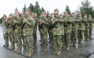 32 honvéd tett esküt az MH Pápa Bázisrepülőtéren