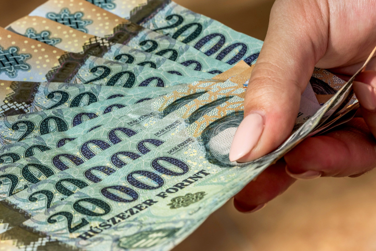 A rendőröket meglátva szájába gyűrte a pénzt