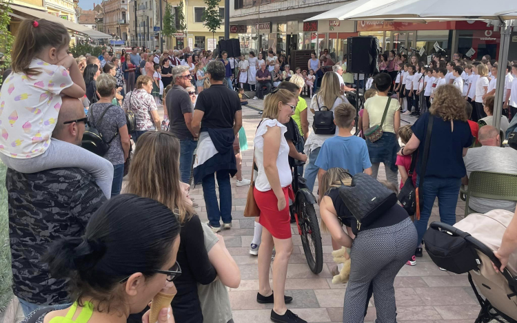 Hűsítő italok, tánc, zene és szuper akciók várnak mindekit pénteken a belvárosban!