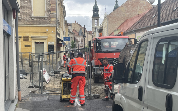 Grőber Attila: Több mint 20 millió forintba került a most felbontásra kerülő, tavaly megépített aszfalt a Kossuth utcán