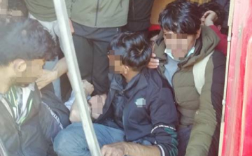 Húsz migránst szállított kisteherautójával a fiatal gyanúsított