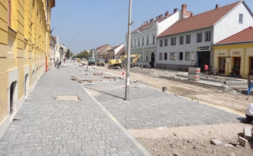 Péntektől teljes lezárás mellett készítik a Jókai út beton alapját