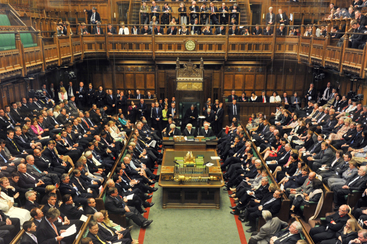 Bűncselekménnyé nyilvánítja a brit kormány a bevándorlók illegális munkavállalását