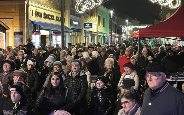 Kigyúlt az első gyertya a város adventi koszorúján