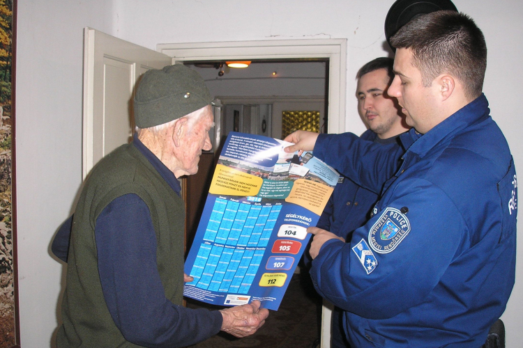 Idős sértetteknél jártak a pápai rendőrök