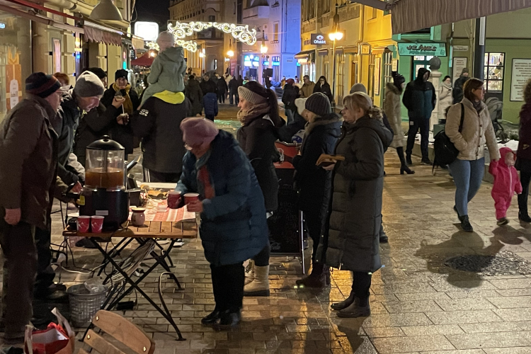 Adventi vásárokban, alkalmi kitelepüléséken, piacokon tart ellenőrzést a NAV Pápán!