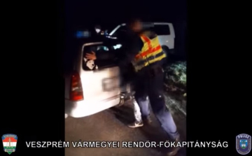 Rendőrnek adták ki magukat, kattant rajtuk a bilincs - Videó
