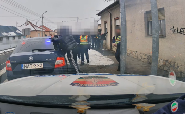 Ketten estek neki fényes nappal - Videó