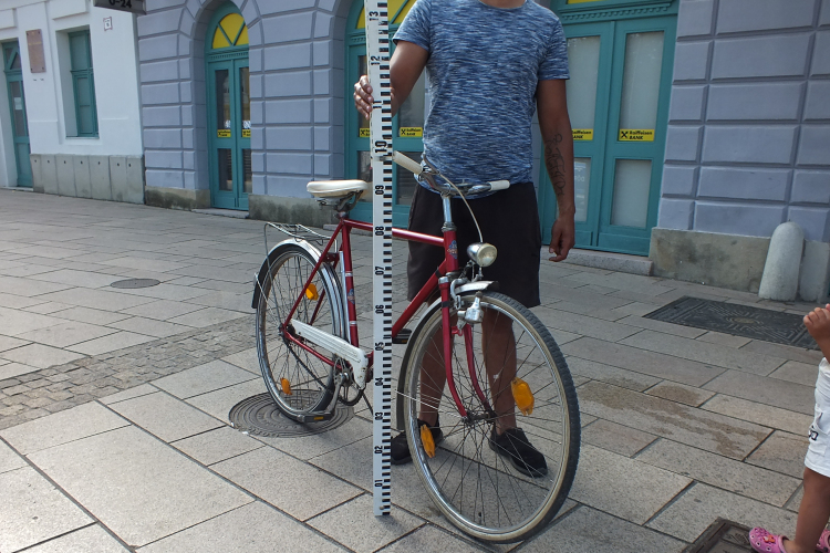 Járdán kerékpározott, balesetet okozott