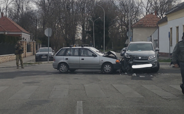 Két autó ütközött a Dózsa György utcán