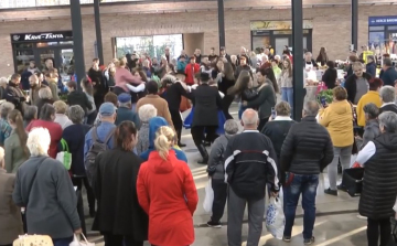 Flashmob a reggeli piacon - Petőfire emlékeztek a Refisek - Videó
