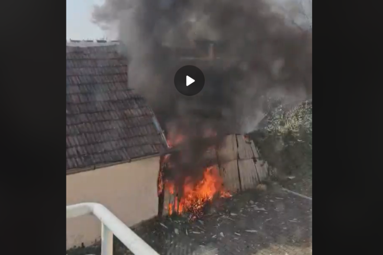 Összehordott szemét égett egy ház mögött Pápán - Videó