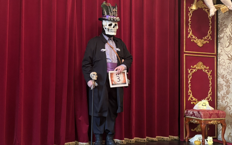 Rémisztő jelmezek az Esterházy-kastélyban