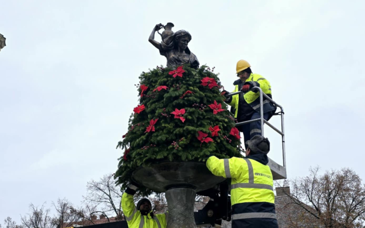 Karácsonyi díszbe öltözött a Korsós lány