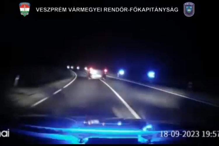 Drámai autós üldözés - Farkasgyepűnél a rendőrautónak is nekihajtott az ámokfutó