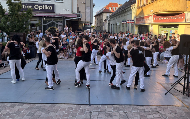 Megtelt élettel a pápai belváros