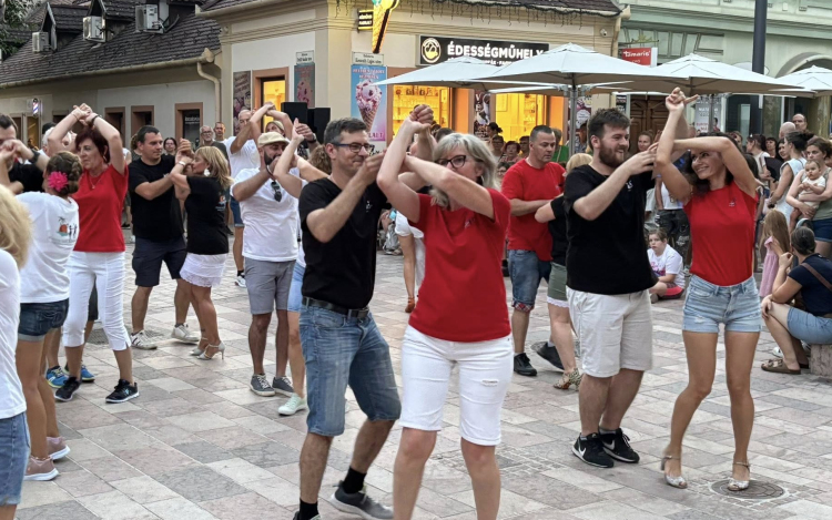 Karibi hangulat Pápán – ismét érkezik a Belvárosi Forgatag