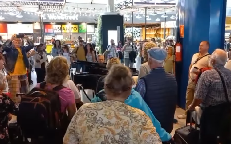 Nem mindennapi helyszínen kapott fergeteges tapsot a pápai kórus