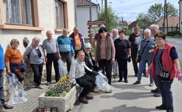 Példás összefogás Tapolcafőn: 18 önkéntes tisztította meg a települést