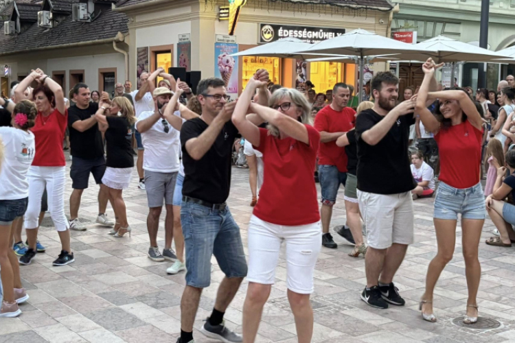 Karibi hangulat Pápán – ismét érkezik a Belvárosi Forgatag