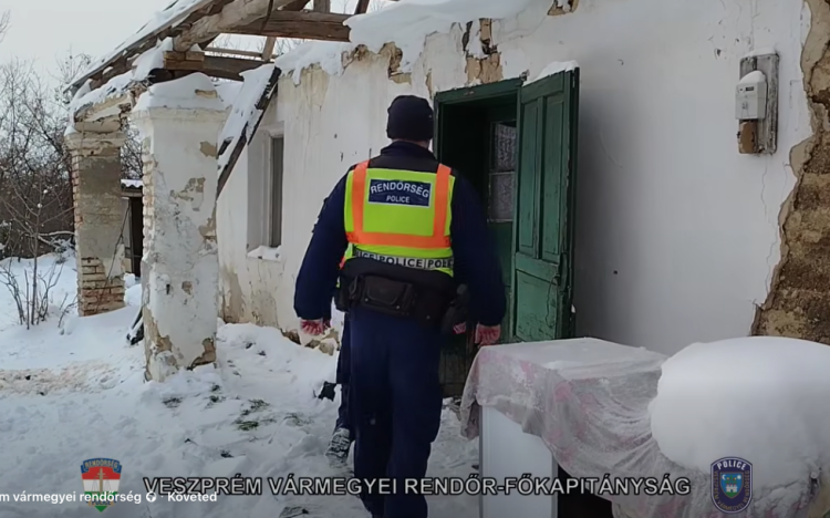 Borzasztó körülmények között élő időseknek segítettek a pápai rendőrök