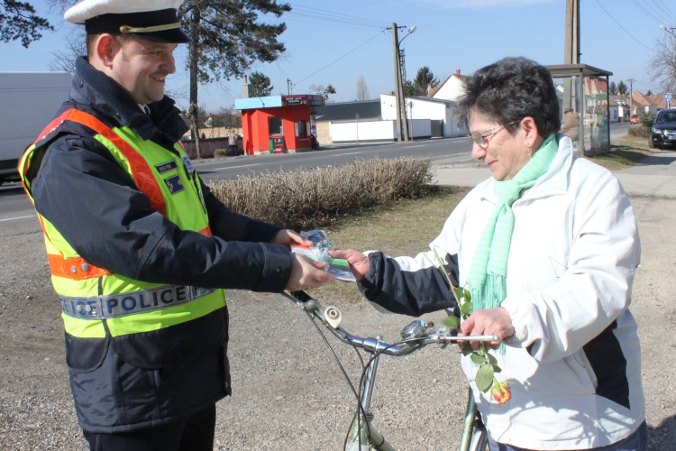 Nőnapi ajándék a rendőröktől