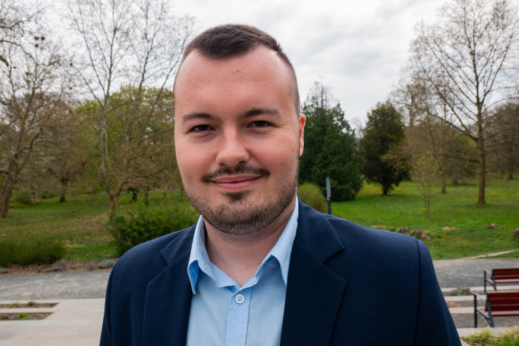 Molnár Bálint a rendszerváltás érdekében a legesélyesebb ellenzéki jelölt támogatását kéri