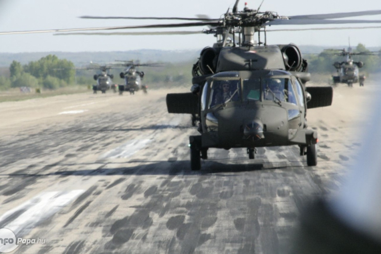 Helikopterek lepték el a pápai légteret, éleslövészetet is tartanak