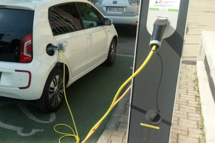 Öt év alatt négyszeresére nő az elektromos autók száma