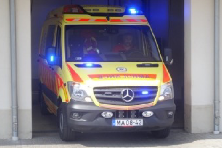 Szántóföldre zuhant egy autó  Csót és Pápateszér között