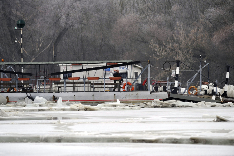 Elsodorta a jég a tiszacsegei kompot, egy ember veszélyben