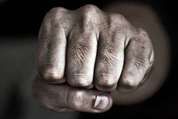 Kirabolta és bántalmazta is a volt élettársát a férfi