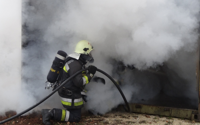 Tűz Nemesgörzsönyben, öt vízsugárral oltják a lángokat 