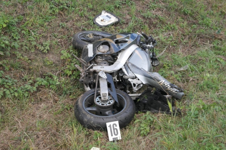 Meghalt egy motoros a 83-ason