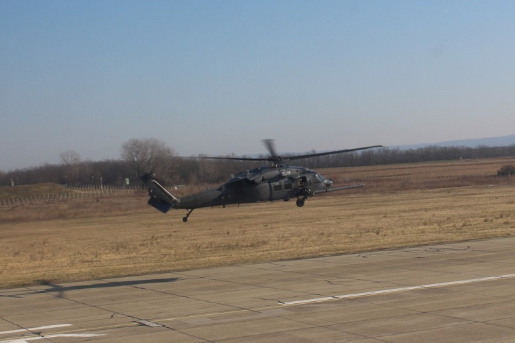 Amerikai helikopterek szimulálják a harctéri eseményeket Pápán és környékén