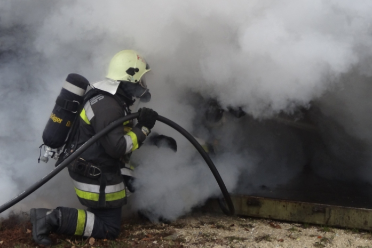 Melléképület égett a Vasút utcában