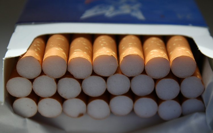 Nyolcezer doboz adózatlan cigarettát találtak egy tanyán
