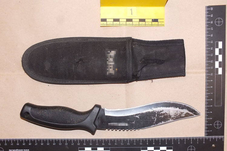 Késsel fenyegetőzött egy 25 éves férfi Pápán 