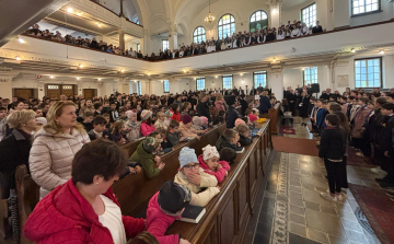 Közösen szavalta el a Nemzeti Dalt a pápai diákság