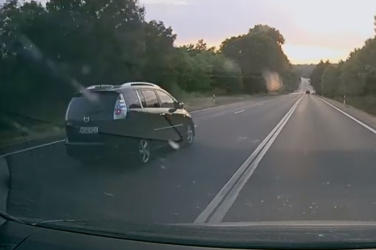 Dupla záróvonal ide, vagy oda, kiment előzni a 8-ason