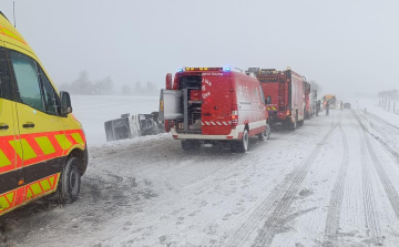 Súlyos közlekedési helyzet Nyugat-Magyarországon a havazás miatt