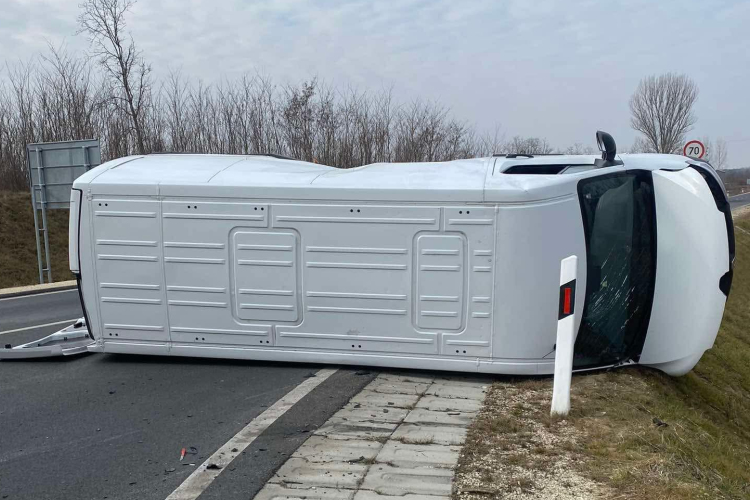 Kisteherautó és személyautó ütközött a régi 83-ason, egy ember súlyosan megsérült