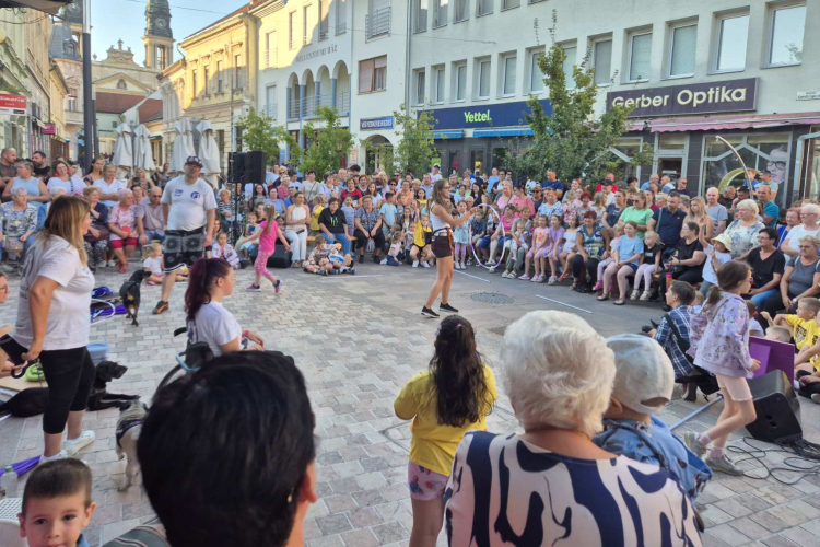 Sok-sok mosoly, jó hangulat és jótékonyság a júliusi Belvárosi Forgatagban