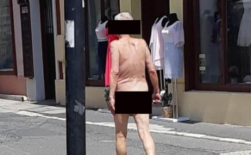 Anyaszült meztelenül sétálgatott egy zavart, idős férfi a belvárosban