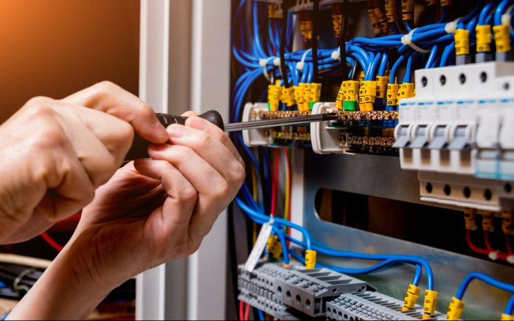 SOS villanyszerelő hibaelhárítás, ingyenes regisztrációval Pápán!